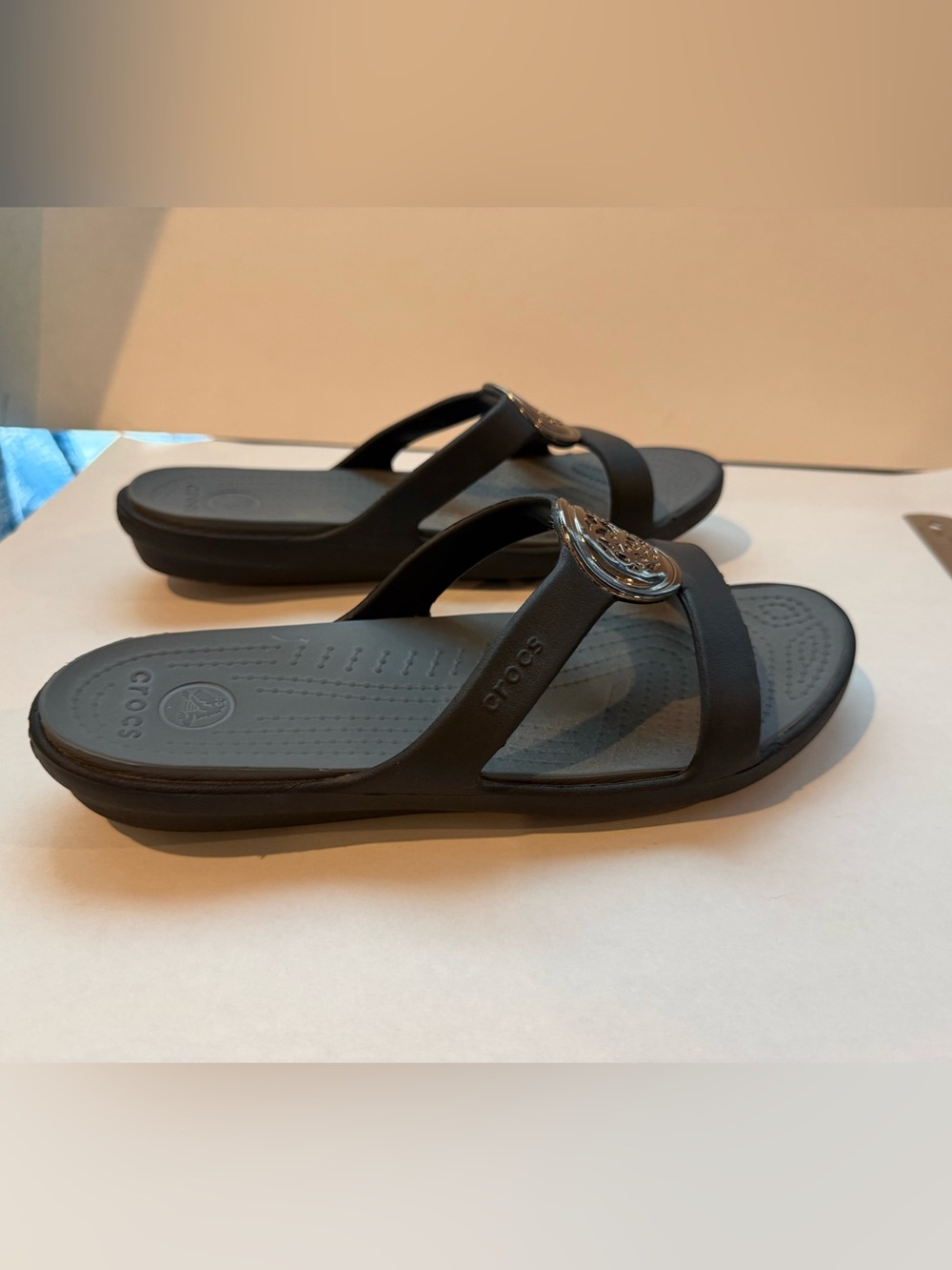 Crocs Women's Sanrah Circle Slide Sandals in Black / Graphite Size 8 - Picture 4 of 8